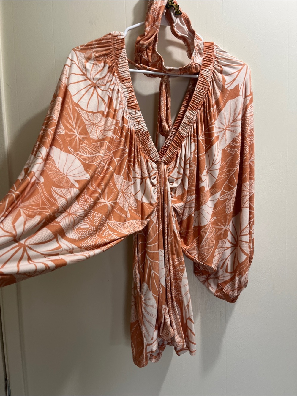 Manaola Women’s (M) Short Jumpsuit tie in back in good condition